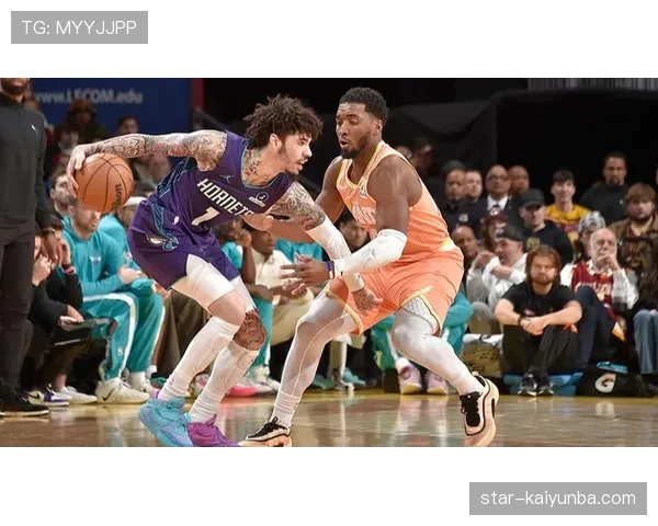 米切尔无球跑动效率提升，主导骑士外线进攻