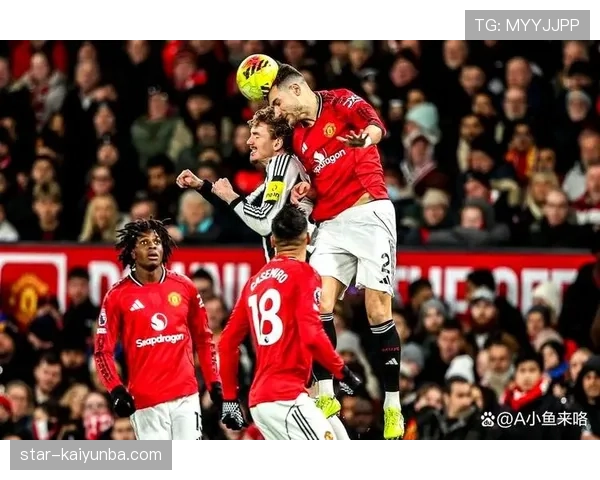 曼联争冠困境凸显：战术体系转型缓慢，豪门地位滑落下的阵容危机与战术失范